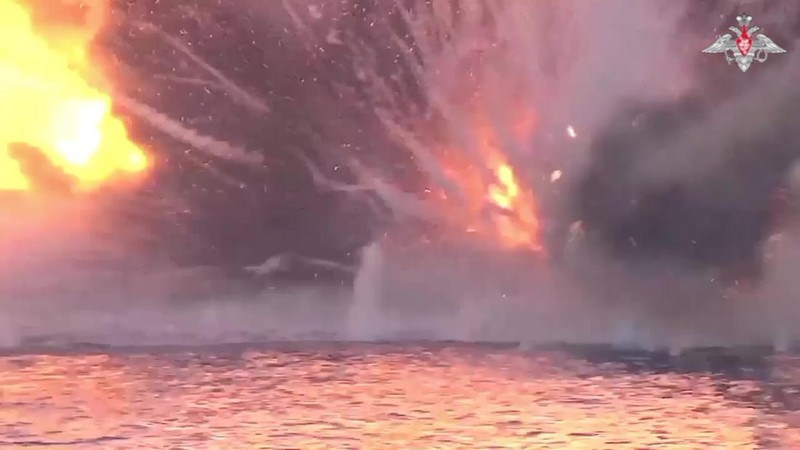 Tangkapan layar yang diambil dari sebuah video menunjukkan kapal perang Rusia milik armada Laut Hitamnya diduga menghancurkan kapal permukaan tak berawak (AUSV) Ukraina di Laut Hitam pada 24 Mei 2023. Rusia pada Rabu mengklaim bahwa Ukraina menyerang kapal milik armada Laut Hitamnya , yang ditugaskan untuk memastikan operasi yang aman dari jaringan pipa TurkStream dan Blue Stream. (Russian Defence Ministry / Handout/Anadolu Agency via Getty Images)