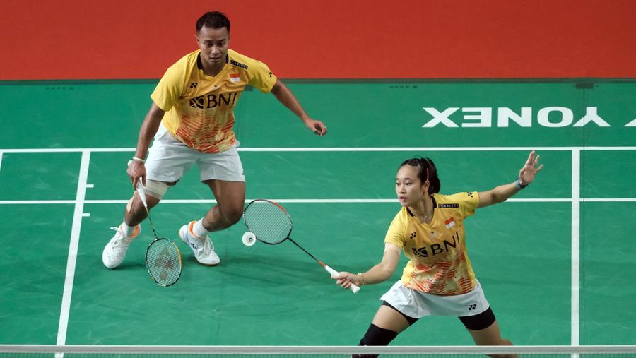 KUALA LUMPUR, MALAYSIA - MAY 25: Rehan Naufal Kusharjanto and Lisa Ayu Kusumawati on Indonesia in action against Supak Jomkoh and Supissara Paewsampran of Thailand during their mixed doubles match on day three of the Perodua Malaysia Masters at Axiata Arena Bukit Jalil on May 25, 2023 in Kuala Lumpur, Malaysia. (Photo by How Foo Yeen/Getty Images)