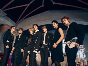 ENHYPEN dan Album Dark Blood yang Mendunia