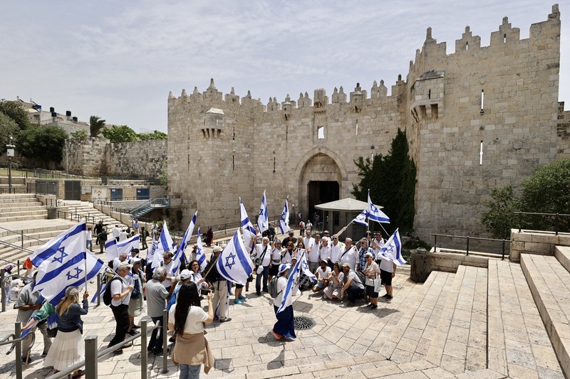 Oarng-orang Israel menyerbu kompleks Masjid Al Aqsa di Yerusalem pada Kamis (25/5) dengan pengawalan ketat kepolisian. (Anadolu Agency via Getty Images) Oarng-orang Israel menyerbu kompleks Masjid Al Aqsa di Yerusalem pada Kamis (25/5) dengan pengawalan ketat kepolisian. (Anadolu Agency via Getty Images)