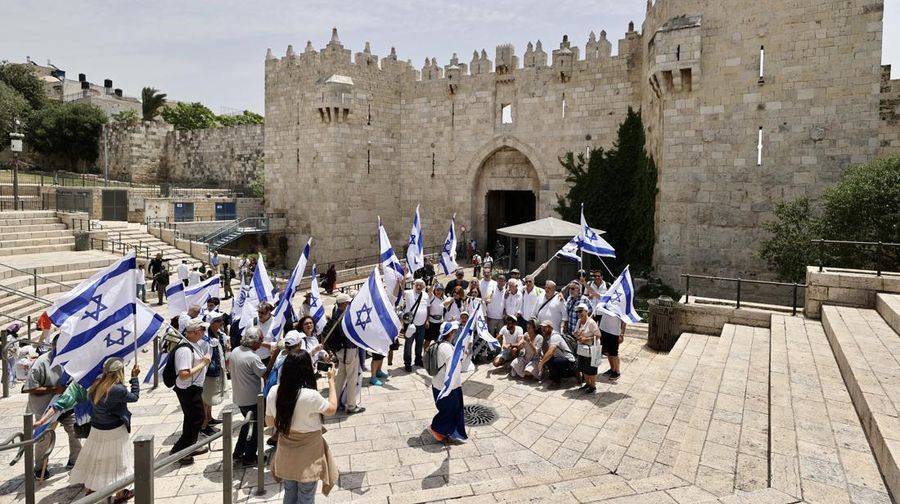 Oarng-orang Israel menyerbu kompleks Masjid Al Aqsa di Yerusalem pada Kamis (25/5) dengan pengawalan ketat kepolisian. (Anadolu Agency via Getty Images)