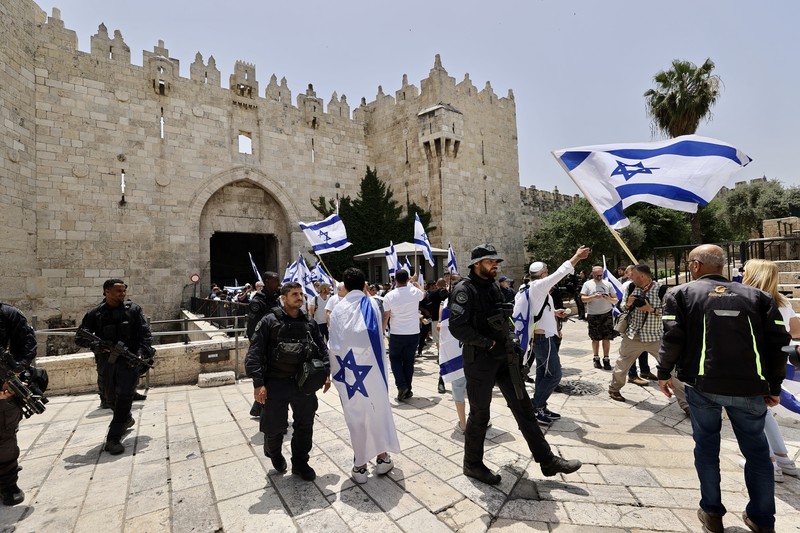 Oarng-orang Israel menyerbu kompleks Masjid Al Aqsa di Yerusalem pada Kamis (25/5) dengan pengawalan ketat kepolisian. (Anadolu Agency via Getty Images) Oarng-orang Israel menyerbu kompleks Masjid Al Aqsa di Yerusalem pada Kamis (25/5) dengan pengawalan ketat kepolisian. (Anadolu Agency via Getty Images)