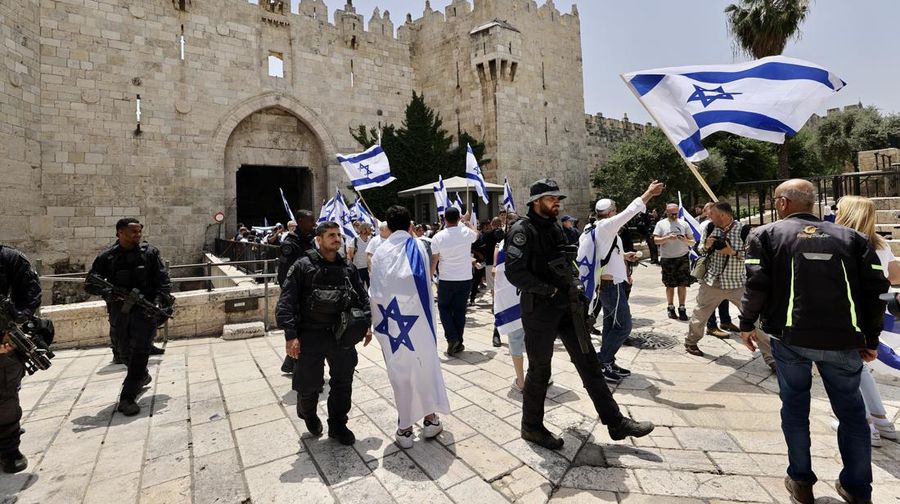 Oarng-orang Israel menyerbu kompleks Masjid Al Aqsa di Yerusalem pada Kamis (25/5) dengan pengawalan ketat kepolisian. (Anadolu Agency via Getty Images)
