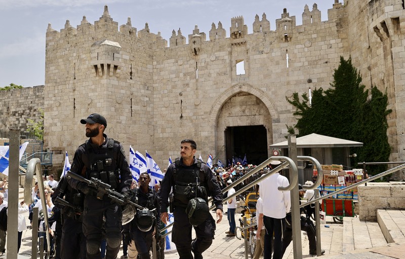 Oarng-orang Israel menyerbu kompleks Masjid Al Aqsa di Yerusalem pada Kamis (25/5) dengan pengawalan ketat kepolisian. (Anadolu Agency via Getty Images) Oarng-orang Israel menyerbu kompleks Masjid Al Aqsa di Yerusalem pada Kamis (25/5) dengan pengawalan ketat kepolisian. (Anadolu Agency via Getty Images)