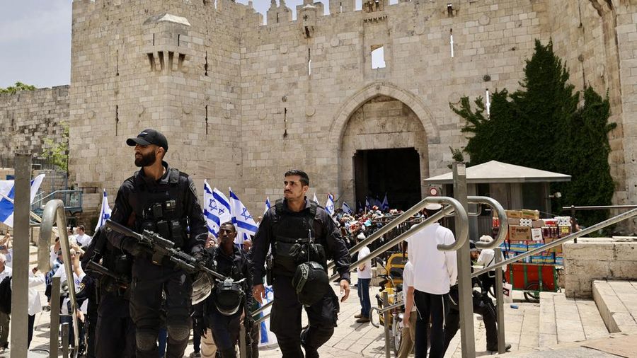 Oarng-orang Israel menyerbu kompleks Masjid Al Aqsa di Yerusalem pada Kamis (25/5) dengan pengawalan ketat kepolisian. (Anadolu Agency via Getty Images)