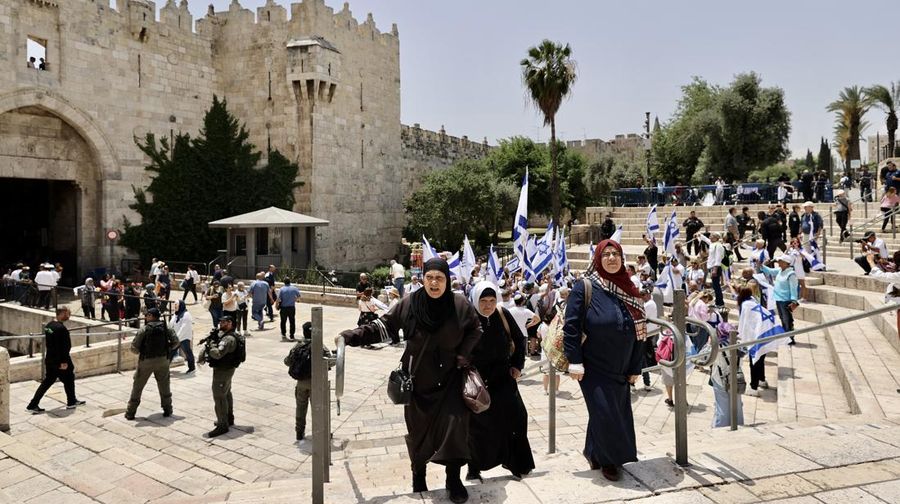 Oarng-orang Israel menyerbu kompleks Masjid Al Aqsa di Yerusalem pada Kamis (25/5) dengan pengawalan ketat kepolisian. (Anadolu Agency via Getty Images)