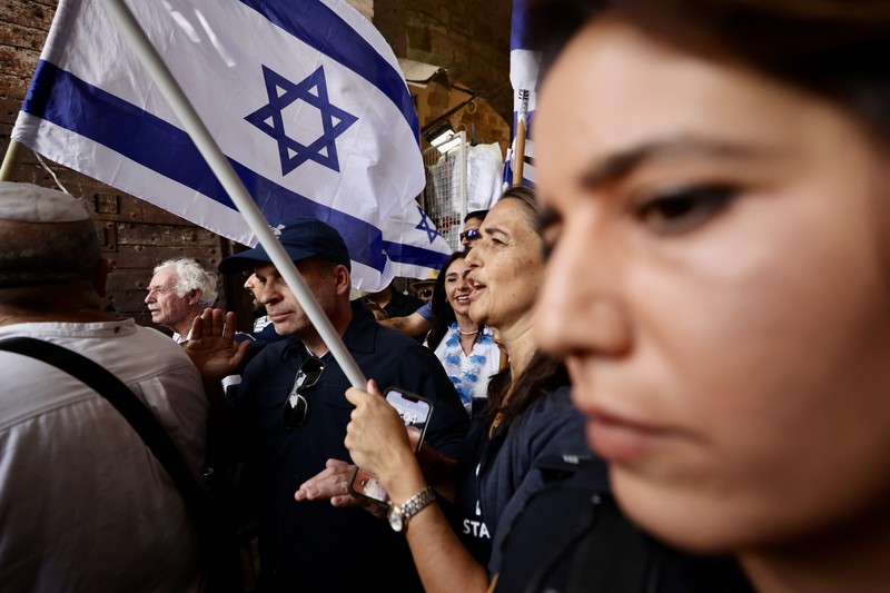 Oarng-orang Israel menyerbu kompleks Masjid Al Aqsa di Yerusalem pada Kamis (25/5) dengan pengawalan ketat kepolisian. (Anadolu Agency via Getty Images) Oarng-orang Israel menyerbu kompleks Masjid Al Aqsa di Yerusalem pada Kamis (25/5) dengan pengawalan ketat kepolisian. (Anadolu Agency via Getty Images)