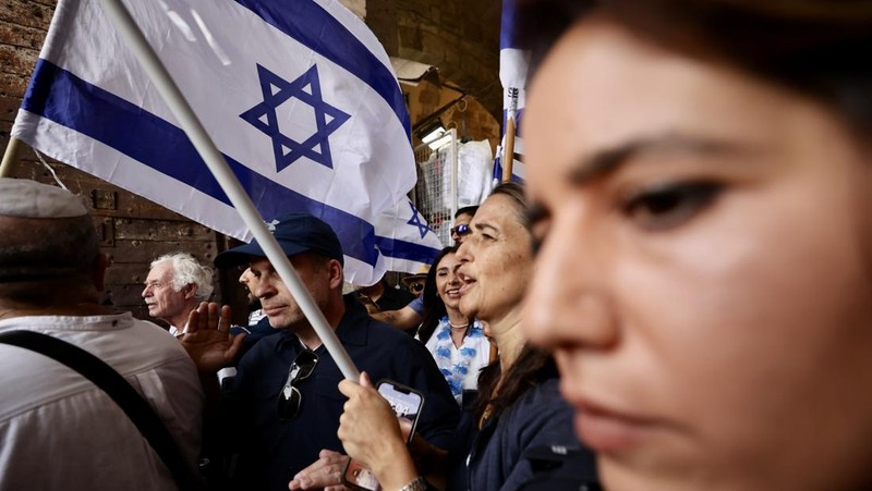 Oarng-orang Israel menyerbu kompleks Masjid Al Aqsa di Yerusalem pada Kamis (25/5) dengan pengawalan ketat kepolisian. (Anadolu Agency via Getty Images)