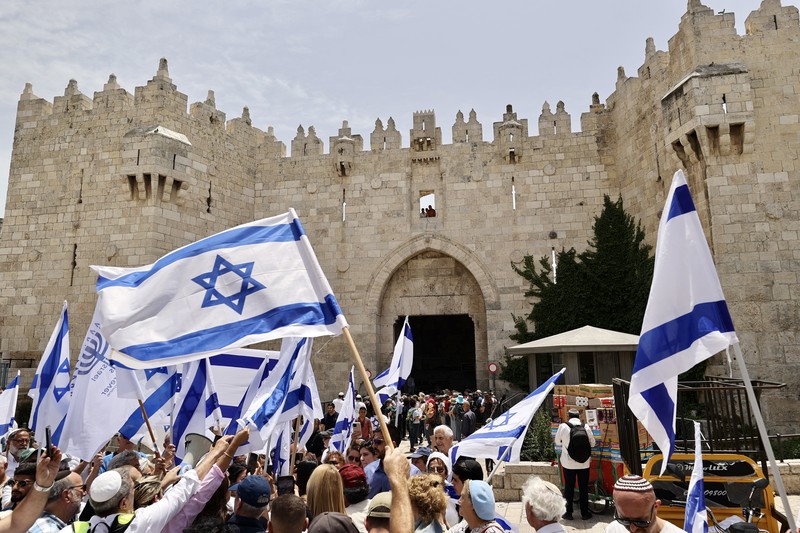 Oarng-orang Israel menyerbu kompleks Masjid Al Aqsa di Yerusalem pada Kamis (25/5) dengan pengawalan ketat kepolisian. (Anadolu Agency via Getty Images) Oarng-orang Israel menyerbu kompleks Masjid Al Aqsa di Yerusalem pada Kamis (25/5) dengan pengawalan ketat kepolisian. (Anadolu Agency via Getty Images)