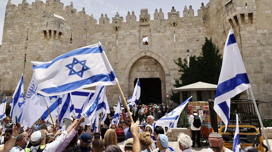 Oarng-orang Israel menyerbu kompleks Masjid Al Aqsa di Yerusalem pada Kamis (25/5) dengan pengawalan ketat kepolisian. (Anadolu Agency via Getty Images)