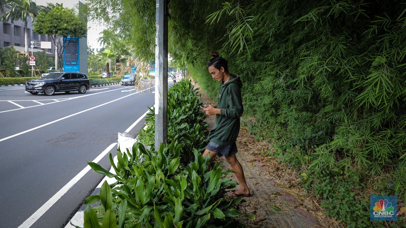 Pejalan kaki melintasi trototar yang tidak terawat di Jalan Asia Afrika, Senayan, Jakarta, Jumat (26/5/2023). (CNBC Indonesia/Faisal Rahman) Pejalan kaki melintasi trototar yang tidak terawat di Jalan Asia Afrika, Senayan, Jakarta, Jumat (26/5/2023). (CNBC Indonesia/Faisal Rahman)