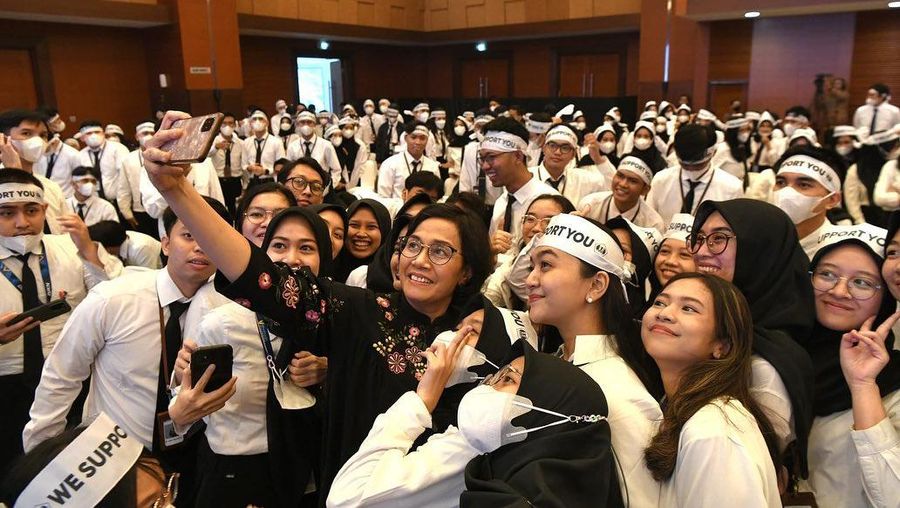 Sri Mulyani dengan 749 Calon Aparatur Sipil Negara. (Tangkapan layar Instagram @smindrawati)