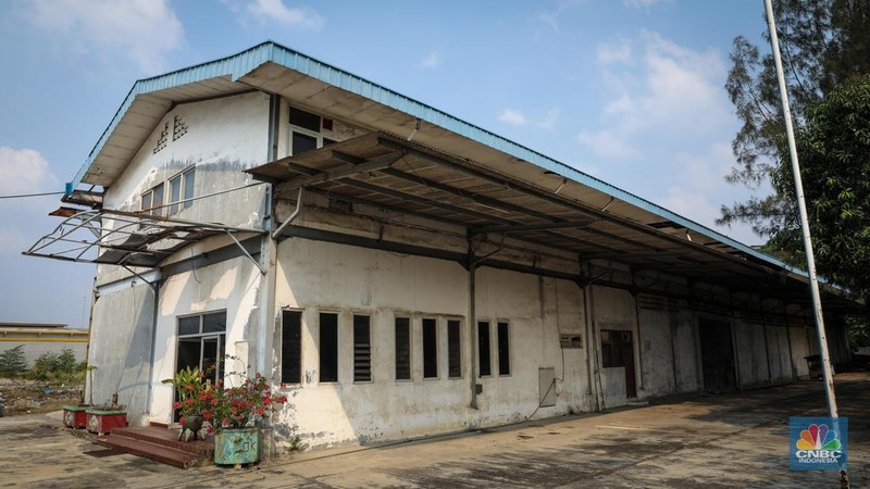 Suasana sepi salah satu bangunan bekas pabrik di kawasan Jakarta Industrial Estate Pulogadung (JIEP), Jakarta Timur, Jumat (26/5/2023). Pabrik-pabrik industri padat karya di Jakarta sudah banyak eksodus ke daerah untuk mencari upah yang lebih terjangkau. (CNBC Indonesia/Faisal Rahman)