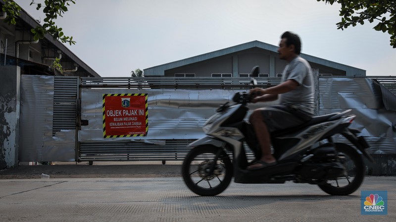 Suasana sepi salah satu bangunan bekas pabrik di kawasan Jakarta Industrial Estate Pulogadung (JIEP), Jakarta Timur, Jumat (26/5/2023). Pabrik-pabrik industri padat karya di Jakarta sudah banyak eksodus ke daerah untuk mencari upah yang lebih terjangkau. (CNBC Indonesia/Faisal Rahman)