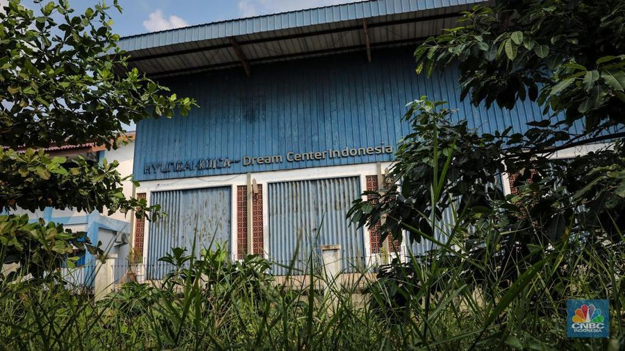 Suasana sepi salah satu bangunan bekas pabrik di kawasan Jakarta Industrial Estate Pulogadung (JIEP), Jakarta Timur, Jumat (26/5/2023). Pabrik-pabrik industri padat karya di Jakarta sudah banyak eksodus ke daerah untuk mencari upah yang lebih terjangkau. (CNBC Indonesia/Faisal Rahman)