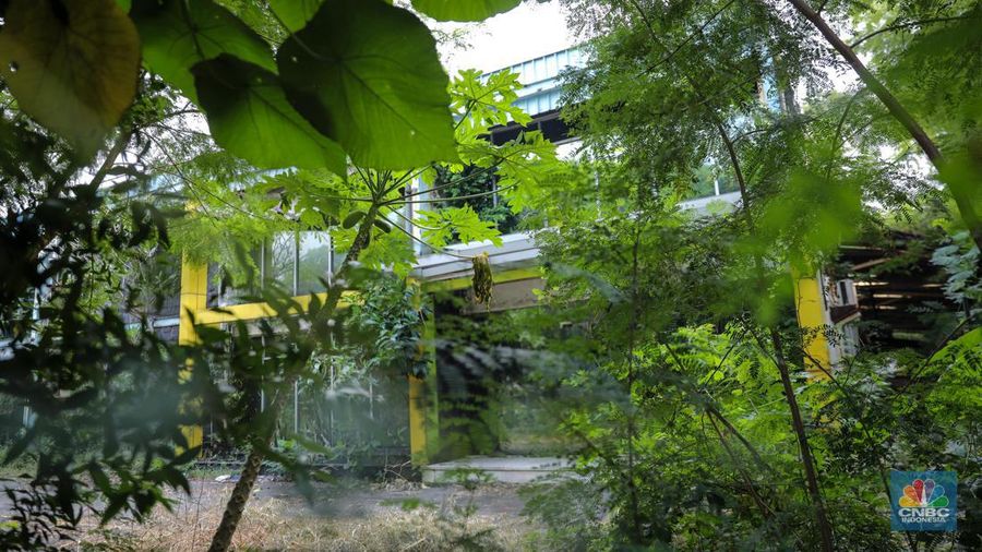 Suasana sepi salah satu bangunan bekas pabrik di kawasan Jakarta Industrial Estate Pulogadung (JIEP), Jakarta Timur, Jumat (26/5/2023). Pabrik-pabrik industri padat karya di Jakarta sudah banyak eksodus ke daerah untuk mencari upah yang lebih terjangkau. (CNBC Indonesia/Faisal Rahman)