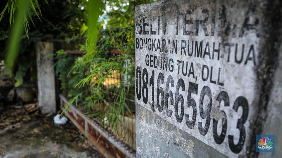 Suasana sepi salah satu bangunan bekas pabrik di kawasan Jakarta Industrial Estate Pulogadung (JIEP), Jakarta Timur, Jumat (26/5/2023). Pabrik-pabrik industri padat karya di Jakarta sudah banyak eksodus ke daerah untuk mencari upah yang lebih terjangkau. (CNBC Indonesia/Faisal Rahman)