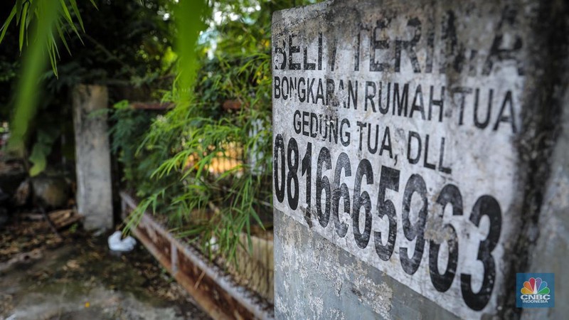 Suasana sepi salah satu bangunan bekas pabrik di kawasan Jakarta Industrial Estate Pulogadung (JIEP), Jakarta Timur, Jumat (26/5/2023). Pabrik-pabrik industri padat karya di Jakarta sudah banyak eksodus ke daerah untuk mencari upah yang lebih terjangkau. (CNBC Indonesia/Faisal Rahman)