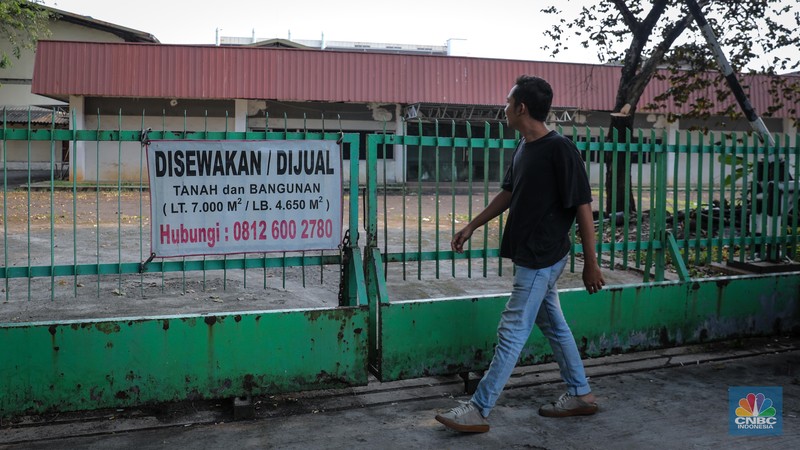 Suasana sepi salah satu bangunan bekas pabrik di kawasan Jakarta Industrial Estate Pulogadung (JIEP), Jakarta Timur, Jumat (26/5/2023). Pabrik-pabrik industri padat karya di Jakarta sudah banyak eksodus ke daerah untuk mencari upah yang lebih terjangkau. (CNBC Indonesia/Faisal Rahman)