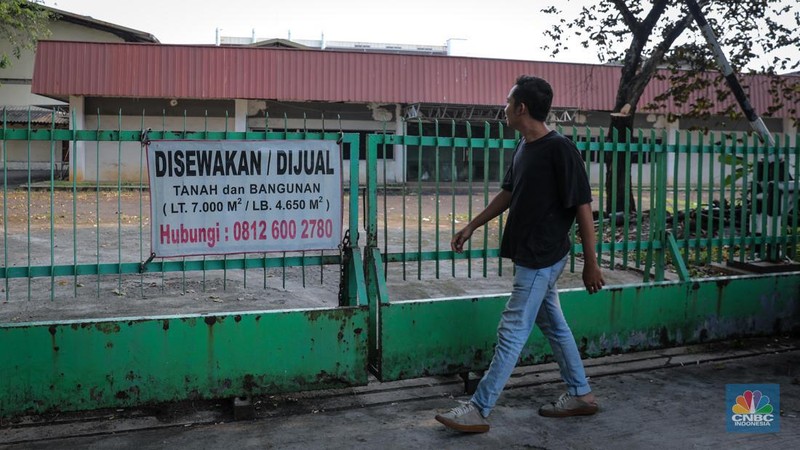 Suasana sepi salah satu bangunan bekas pabrik di kawasan Jakarta Industrial Estate Pulogadung (JIEP), Jakarta Timur, Jumat (26/5/2023). Pabrik-pabrik industri padat karya di Jakarta sudah banyak eksodus ke daerah untuk mencari upah yang lebih terjangkau. (CNBC Indonesia/Faisal Rahman)