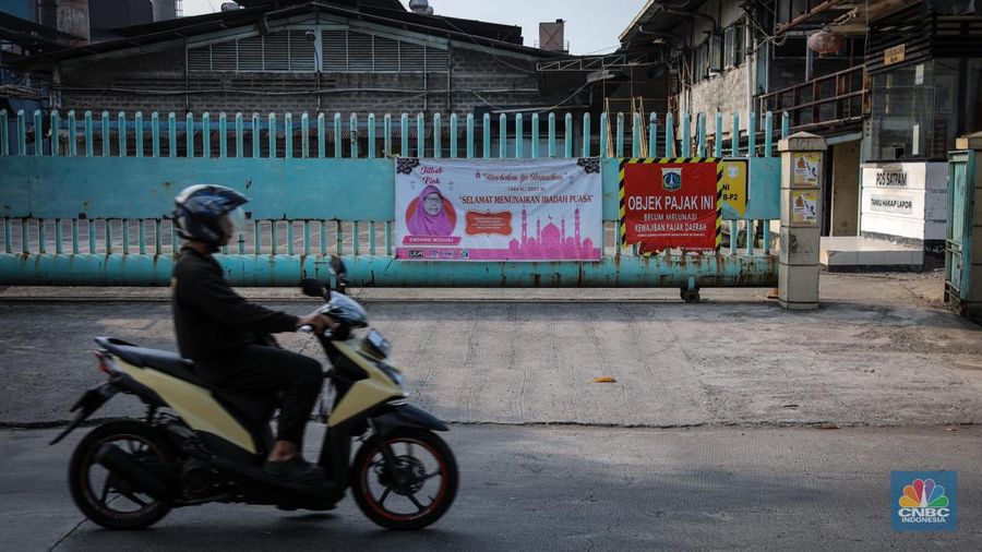 Suasana sepi salah satu bangunan bekas pabrik di kawasan Jakarta Industrial Estate Pulogadung (JIEP), Jakarta Timur, Jumat (26/5/2023). Pabrik-pabrik industri padat karya di Jakarta sudah banyak eksodus ke daerah untuk mencari upah yang lebih terjangkau. (CNBC Indonesia/Faisal Rahman)