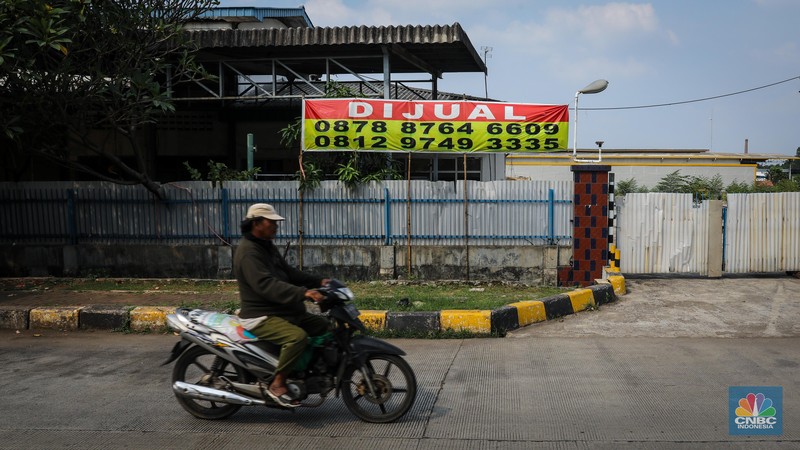 Suasana sepi salah satu bangunan bekas pabrik di kawasan Jakarta Industrial Estate Pulogadung (JIEP), Jakarta Timur, Jumat (26/5/2023). Pabrik-pabrik industri padat karya di Jakarta sudah banyak eksodus ke daerah untuk mencari upah yang lebih terjangkau. (CNBC Indonesia/Faisal Rahman)
