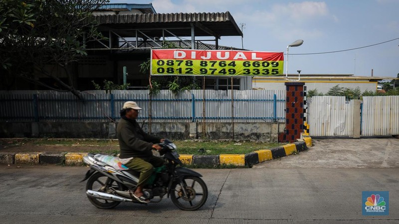 Suasana sepi salah satu bangunan bekas pabrik di kawasan Jakarta Industrial Estate Pulogadung (JIEP), Jakarta Timur, Jumat (26/5/2023). Pabrik-pabrik industri padat karya di Jakarta sudah banyak eksodus ke daerah untuk mencari upah yang lebih terjangkau. (CNBC Indonesia/Faisal Rahman)