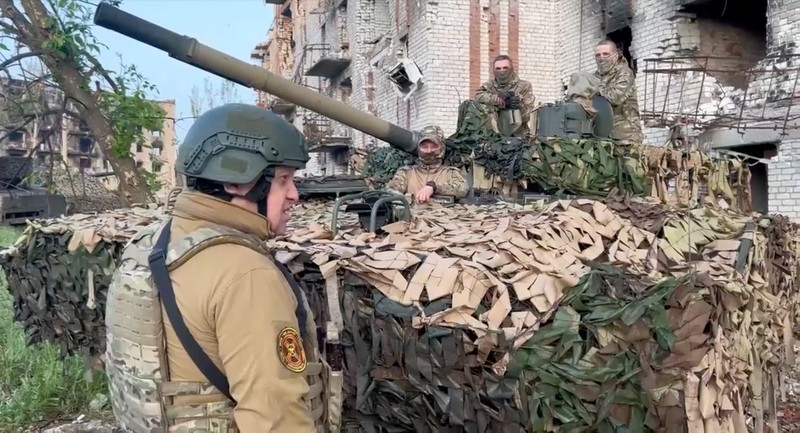 UKRAINE-CRISIS/BAKHMUT-WAGNER Founder of Wagner private mercenary group Yevgeny Prigozhin talks to Wagner fighters in the course of Russia-Ukraine conflict in Bakhmut, Ukraine, in this still image taken from video released May 25, 2023. Press service of