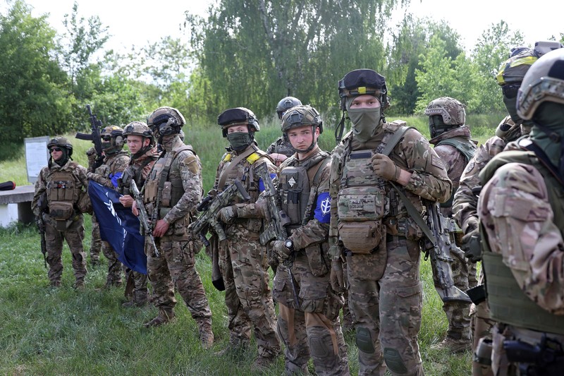 Perwakilan Legiun Kebebasan Rusia dan Korps Sukarelawan Rusia (RDK) mengadakan pengarahan di dekat perbatasan di Ukraina utara. (Future Publishing via Getty Images) Perwakilan Legiun Kebebasan Rusia dan Korps Sukarelawan Rusia (RDK) mengadakan pengarahan di dekat perbatasan di Ukraina utara. (Future Publishing via Getty Images)