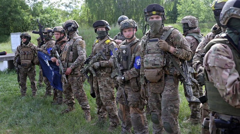 Perwakilan Legiun Kebebasan Rusia dan Korps Sukarelawan Rusia (RDK) mengadakan pengarahan di dekat perbatasan di Ukraina utara. (Future Publishing via Getty Images)