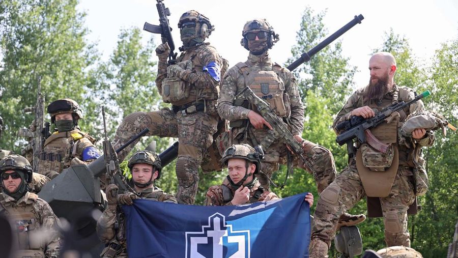 Perwakilan Legiun Kebebasan Rusia dan Korps Sukarelawan Rusia (RDK) mengadakan pengarahan di dekat perbatasan di Ukraina utara. (Future Publishing via Getty Images)