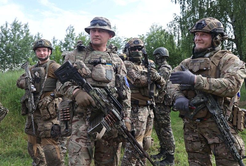 Perwakilan Legiun Kebebasan Rusia dan Korps Sukarelawan Rusia (RDK) mengadakan pengarahan di dekat perbatasan di Ukraina utara. (Future Publishing via Getty Images) Perwakilan Legiun Kebebasan Rusia dan Korps Sukarelawan Rusia (RDK) mengadakan pengarahan di dekat perbatasan di Ukraina utara. (Future Publishing via Getty Images)
