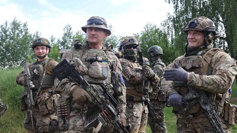 Perwakilan Legiun Kebebasan Rusia dan Korps Sukarelawan Rusia (RDK) mengadakan pengarahan di dekat perbatasan di Ukraina utara. (Future Publishing via Getty Images)