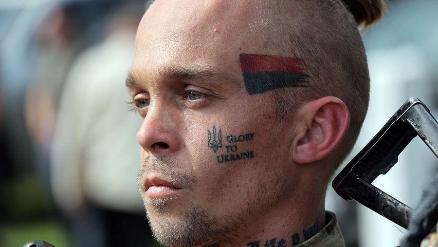 Perwakilan Legiun Kebebasan Rusia dan Korps Sukarelawan Rusia (RDK) mengadakan pengarahan di dekat perbatasan di Ukraina utara. (Future Publishing via Getty Images)