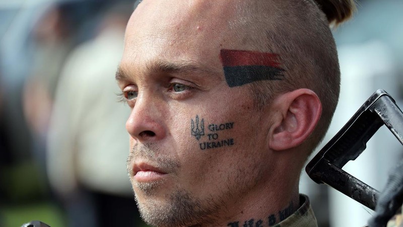 Perwakilan Legiun Kebebasan Rusia dan Korps Sukarelawan Rusia (RDK) mengadakan pengarahan di dekat perbatasan di Ukraina utara. (Future Publishing via Getty Images)