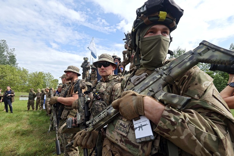 Perwakilan Legiun Kebebasan Rusia dan Korps Sukarelawan Rusia (RDK) mengadakan pengarahan di dekat perbatasan di Ukraina utara. (Future Publishing via Getty Images) Perwakilan Legiun Kebebasan Rusia dan Korps Sukarelawan Rusia (RDK) mengadakan pengarahan di dekat perbatasan di Ukraina utara. (Future Publishing via Getty Images)