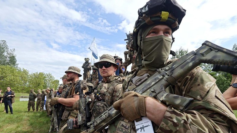 Perwakilan Legiun Kebebasan Rusia dan Korps Sukarelawan Rusia (RDK) mengadakan pengarahan di dekat perbatasan di Ukraina utara. (Future Publishing via Getty Images)