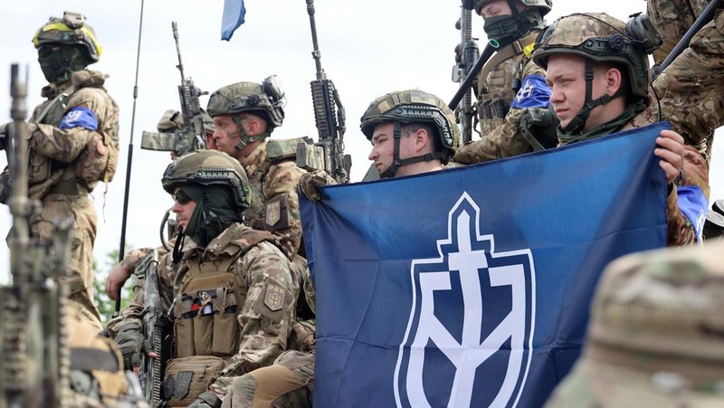 Perwakilan Legiun Kebebasan Rusia dan Korps Sukarelawan Rusia (RDK) mengadakan pengarahan di dekat perbatasan di Ukraina utara. (Future Publishing via Getty Images)