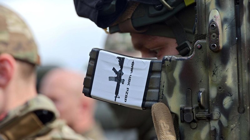 Perwakilan Legiun Kebebasan Rusia dan Korps Sukarelawan Rusia (RDK) mengadakan pengarahan di dekat perbatasan di Ukraina utara. (Future Publishing via Getty Images)