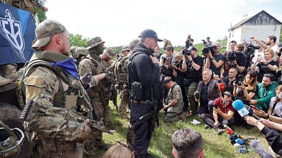 Perwakilan Legiun Kebebasan Rusia dan Korps Sukarelawan Rusia (RDK) mengadakan pengarahan di dekat perbatasan di Ukraina utara. (Future Publishing via Getty Images)