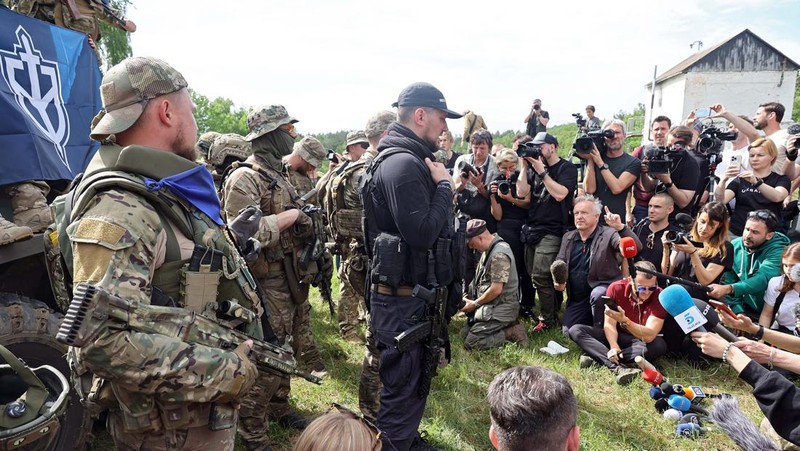 Perwakilan Legiun Kebebasan Rusia dan Korps Sukarelawan Rusia (RDK) mengadakan pengarahan di dekat perbatasan di Ukraina utara. (Future Publishing via Getty Images)