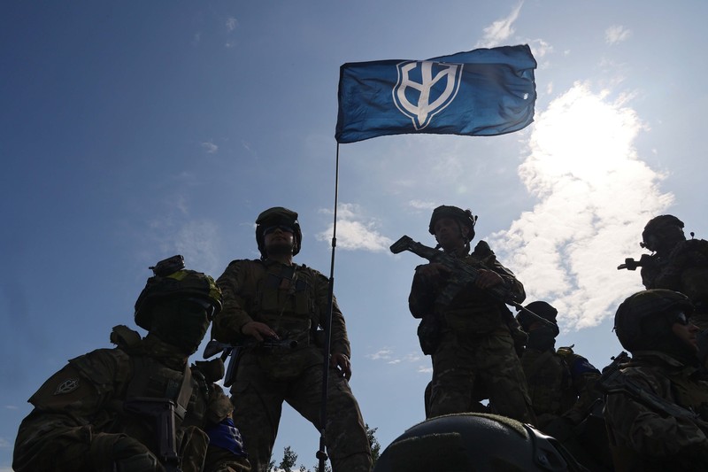 Perwakilan Legiun Kebebasan Rusia dan Korps Sukarelawan Rusia (RDK) mengadakan pengarahan di dekat perbatasan di Ukraina utara. (Future Publishing via Getty Images)