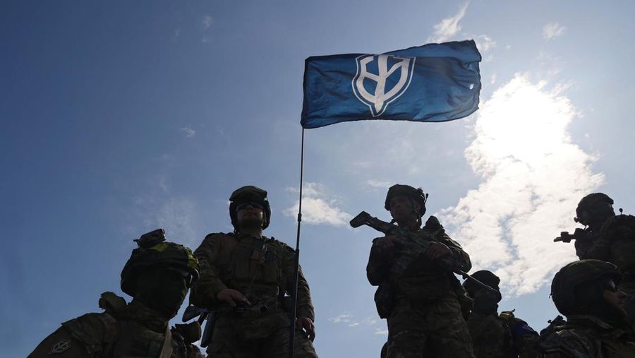 Perwakilan Legiun Kebebasan Rusia dan Korps Sukarelawan Rusia (RDK) mengadakan pengarahan di dekat perbatasan di Ukraina utara. (Future Publishing via Getty Images)