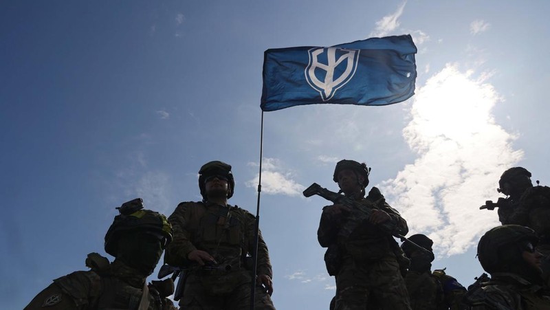 Perwakilan Legiun Kebebasan Rusia dan Korps Sukarelawan Rusia (RDK) mengadakan pengarahan di dekat perbatasan di Ukraina utara. (Future Publishing via Getty Images)