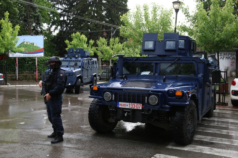 Presiden Serbia telah menyiagakan tentara dan memindahkan unit di dekat perbatasan Kosovo, setelah bentrokan antara polisi dan minoritas Serbia di Kosovo. (Anadolu Agency via Getty Images)