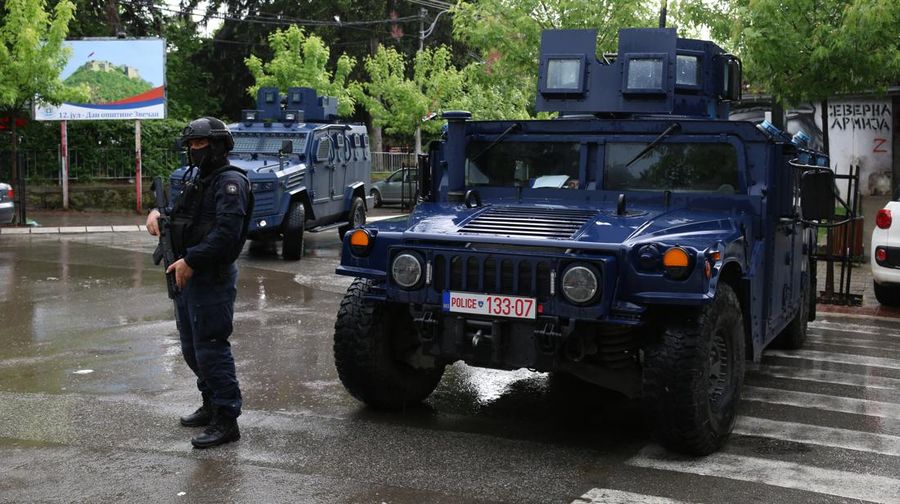 Presiden Serbia telah menyiagakan tentara dan memindahkan unit di dekat perbatasan Kosovo, setelah bentrokan antara polisi dan minoritas Serbia di Kosovo. (Anadolu Agency via Getty Images)