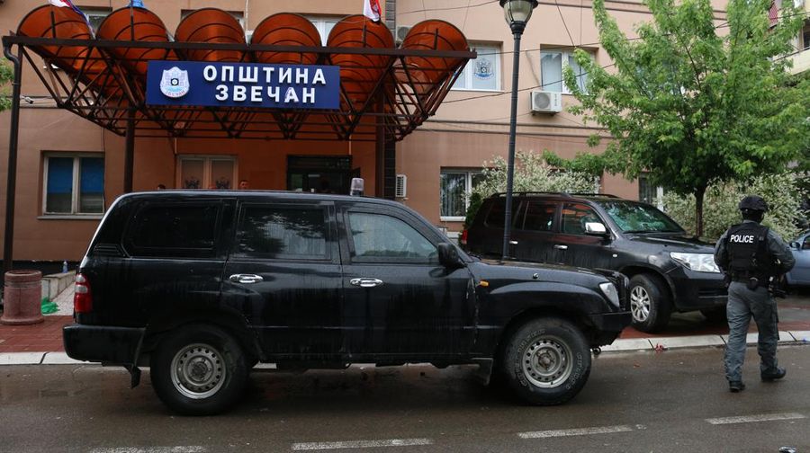 Presiden Serbia telah menyiagakan tentara dan memindahkan unit di dekat perbatasan Kosovo, setelah bentrokan antara polisi dan minoritas Serbia di Kosovo. (Anadolu Agency via Getty Images)