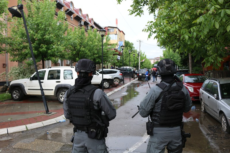 Presiden Serbia telah menyiagakan tentara dan memindahkan unit di dekat perbatasan Kosovo, setelah bentrokan antara polisi dan minoritas Serbia di Kosovo. (Anadolu Agency via Getty Images) Presiden Serbia telah menyiagakan tentara dan memindahkan unit di dekat perbatasan Kosovo, setelah bentrokan antara polisi dan minoritas Serbia di Kosovo. (Anadolu Agency via Getty Images)