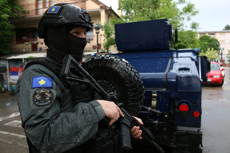 Presiden Serbia telah menyiagakan tentara dan memindahkan unit di dekat perbatasan Kosovo, setelah bentrokan antara polisi dan minoritas Serbia di Kosovo. (Anadolu Agency via Getty Images)