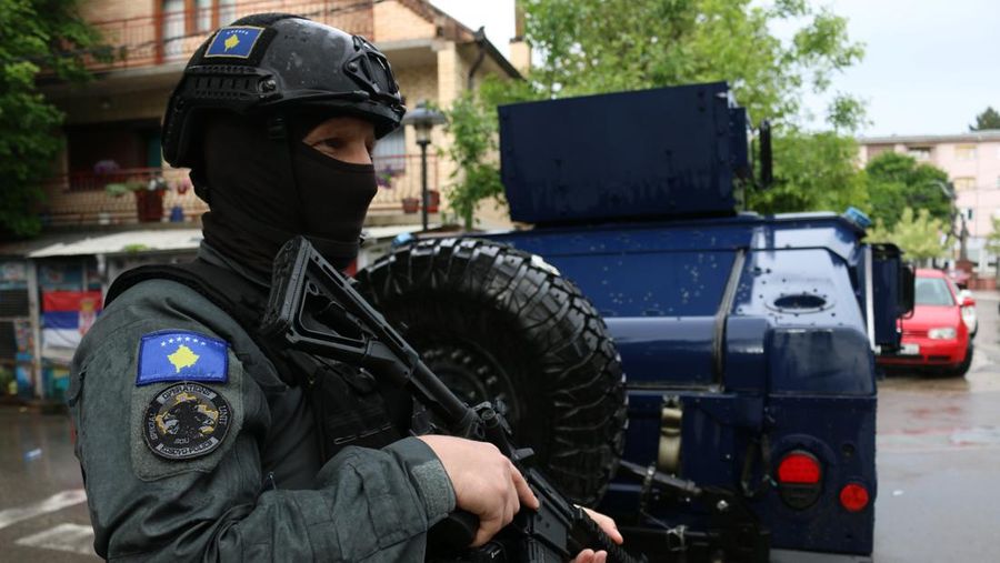 Presiden Serbia telah menyiagakan tentara dan memindahkan unit di dekat perbatasan Kosovo, setelah bentrokan antara polisi dan minoritas Serbia di Kosovo. (Anadolu Agency via Getty Images)